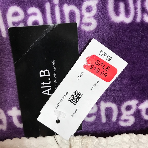 Cream colored flower print shorts - Picture 5 of 5